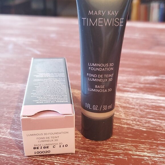 Beige C 110 (Cool) Luminous 3D Foundation  Normal to Dry Skin TimeWise® - Picture 1 of 4